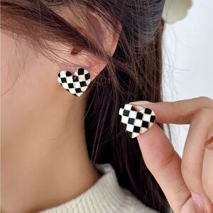 BRAND NEW🖤SUPER UNIQUE Checkerboard Pattern Black And White Plaid Stud Earrings